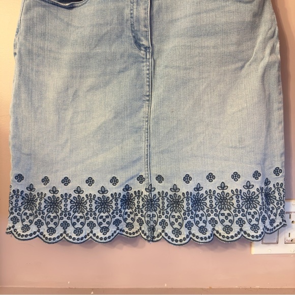 Talbots Embroidered Floral Denim Skirt Medium Washed Women Size 6 - Picture 3 of 6